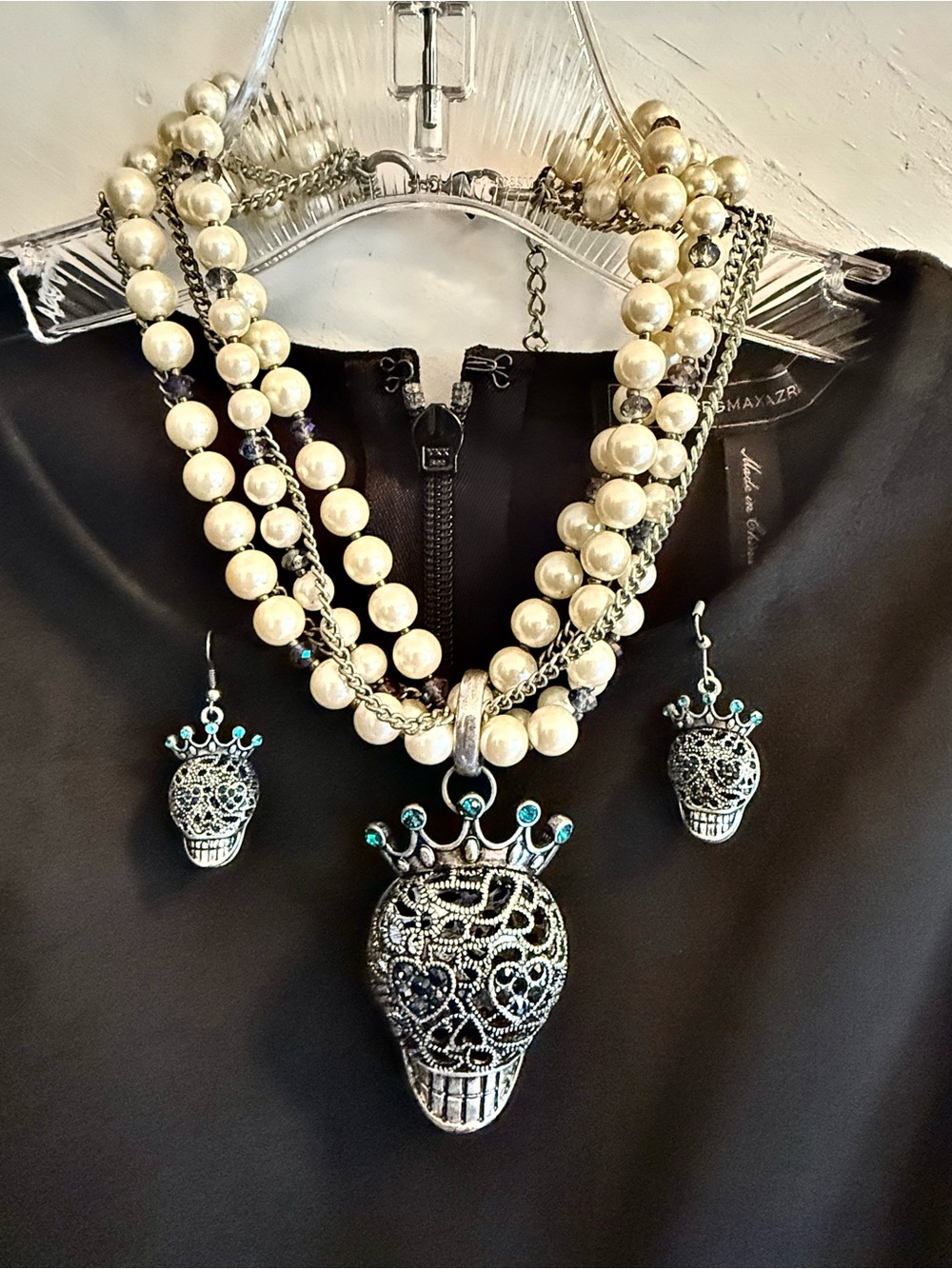 Jumbo B Johnson Pearl Necklace with Crowned Skull Pendant and Teal Accents NWOT - Picture 3 of 7